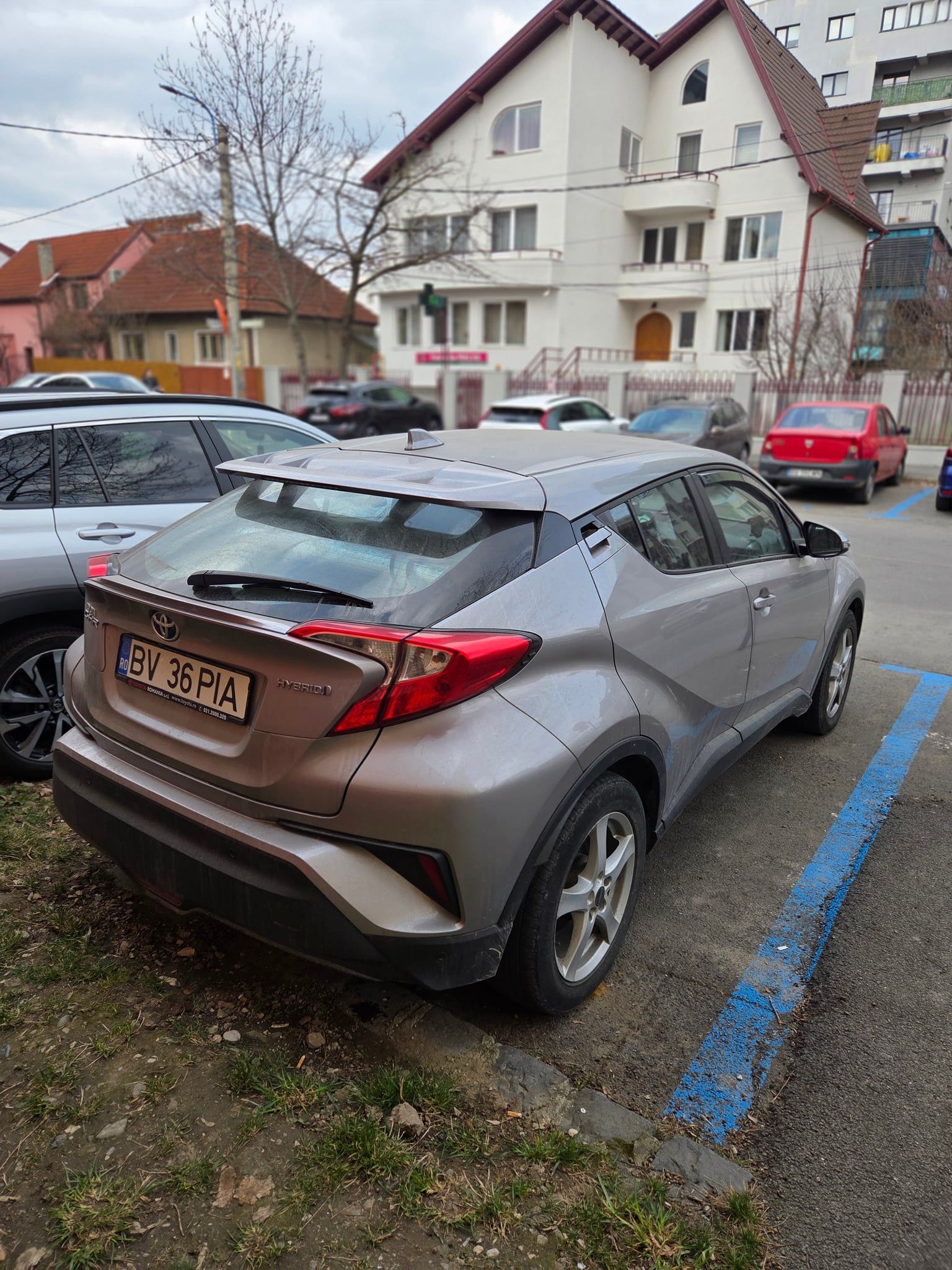 Toyota C-hr hibrid 1,8 - 3
